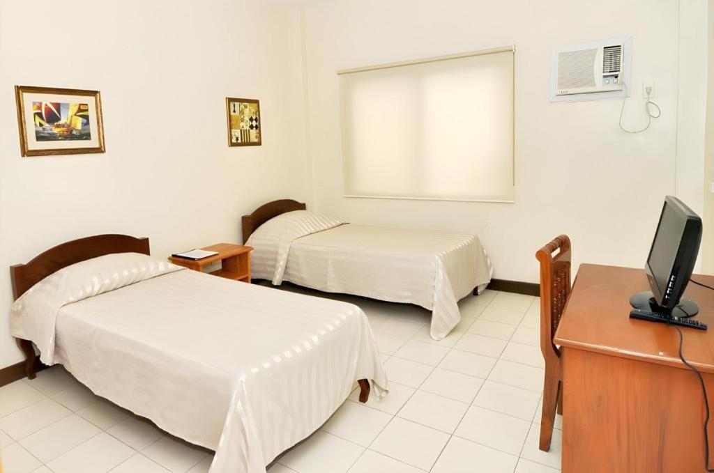 El Haciendero Private Hotel Iloilo City Bagian luar foto