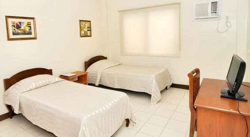 El Haciendero Private Hotel Iloilo City Bagian luar foto