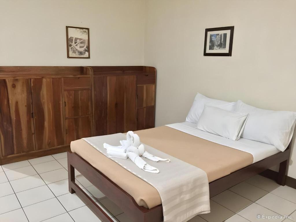 El Haciendero Private Hotel Iloilo City Bagian luar foto