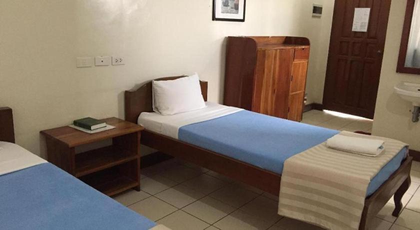 El Haciendero Private Hotel Iloilo City Bagian luar foto